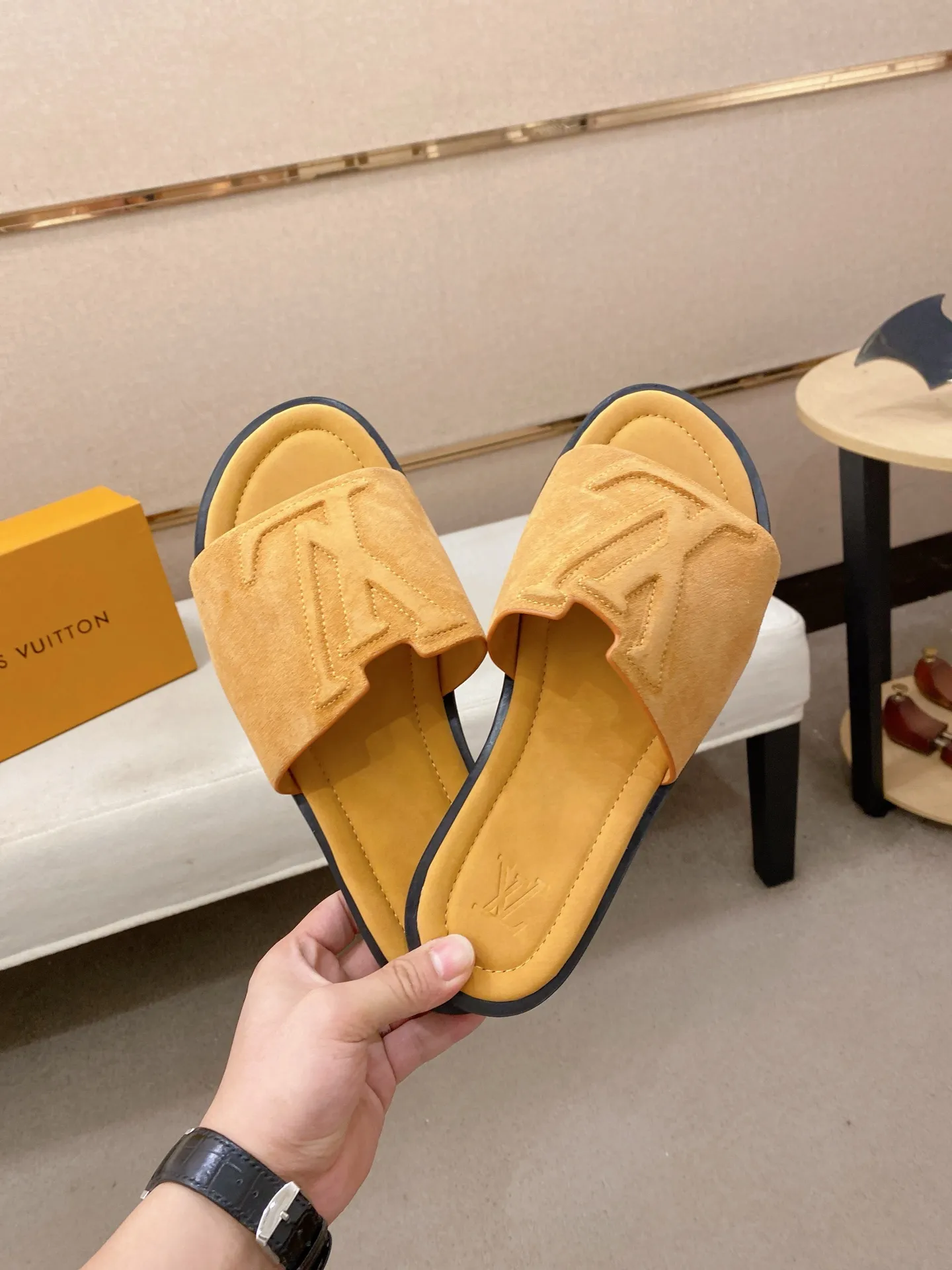 Men's shoes 💰: 340💰Made by LV🔍Top purchasing agents. Men's spring and summer slippers are available at the same counter. The uppers are imported cowhide from Italy, with logo graphics and high-quality craftsmanship. Soles: original soles specially provided by the original factory. Exclusive movable molded soles are super comfortable. Original goods follow orders. 🔍🔍High quality. You can enter and exit the counter at will. Welcome to compare. Size 38-44. Can be customized45